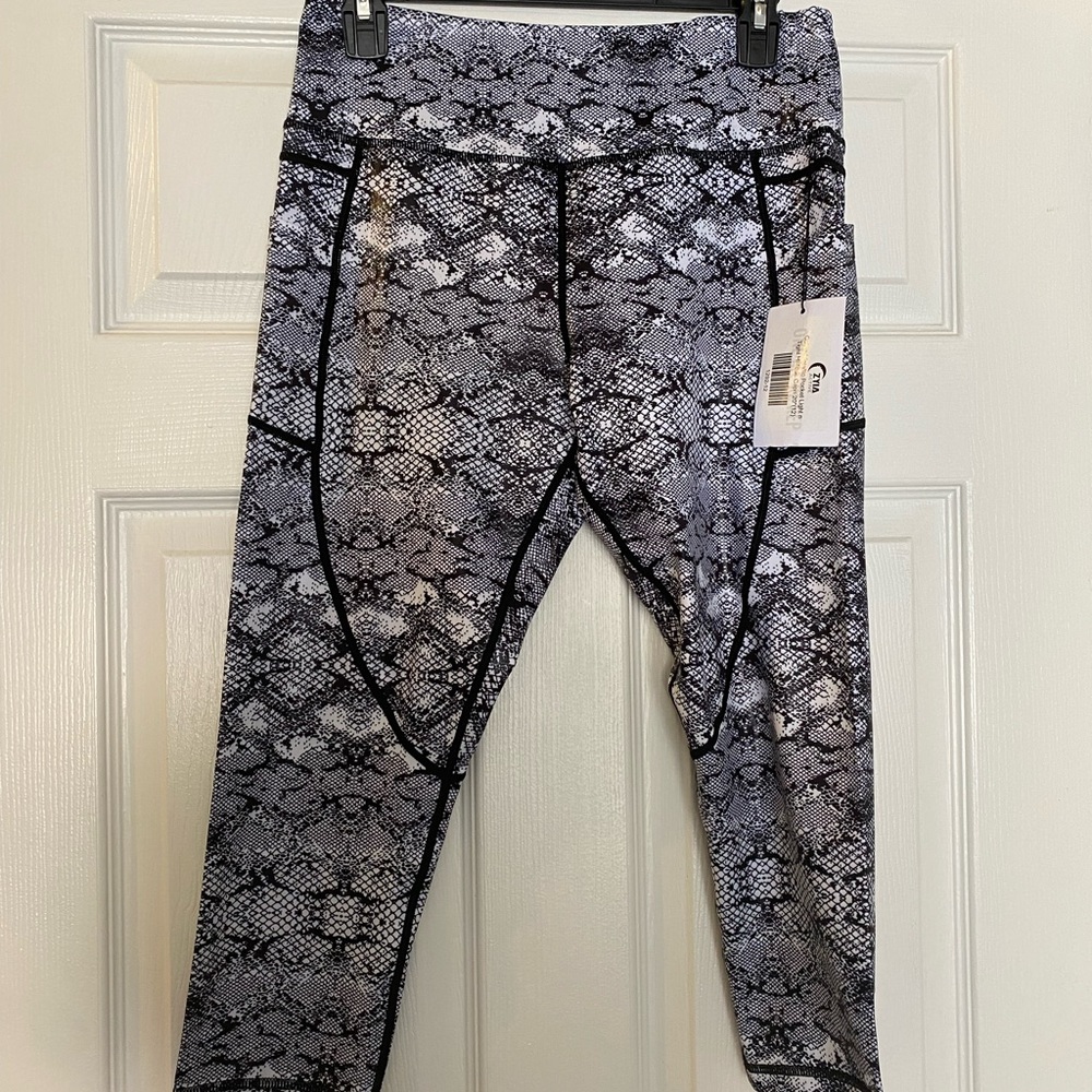 Zyia Cobra Metallic Pocket Light n Tight Hi-Rise Capri 20"